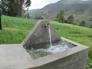 Fuente con agua proyecto social en Perú de Plan y Ferrovial