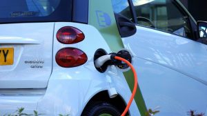 coche blanco eléctrico Parte trasera de un coche eléctrico de color blanco mientras se carga su baterÃa