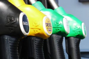 Pistolas de combustibles Tres tipos de pistolas de combustible. Cada una corresponde a gasolina, diesel y gas