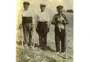 Camineros de Villamanrique, Ciudad Real, 1930 Tres Camineros de Villamanrique, Ciudad Real, sobre un terreno con palas y uno de ellos sosteniendo un perro, en 1930.