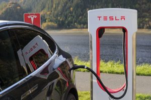 Coche eléctrico Tesla en carga coche negro Tesla cargándose en una estación eléctrica Tesla