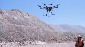 Dron utilizado para realizar labores de ingeniería incrementando la seguridad laboral Dron volando, controlado por un ingeniero para instalar cables reduciendo el riesgo en seguridad