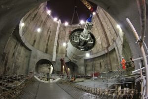 Una de las tuneladoras (TBM) de Crossrail bajando bajo tierra Una de las tuneladoras (TBM) de Crossrail bajando bajo tierra