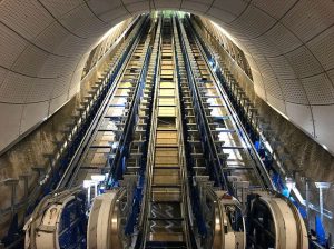 Las gigantescas escaleras mecánicas de Farringdon, todavía en plena instalación Las gigantescas escaleras mecánicas de Farringdon, todavía en plena instalación