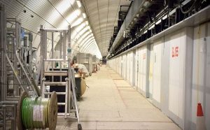 Las plataformas de la estación, con los paneles de cristal todavía cubiertos a la derecha Las plataformas de la estación, con los paneles de cristal todavía cubiertos a la derecha