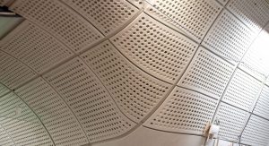 Tótems informativos y paneles a medida para las suaves curvas de las estaciones Tótems informativos y paneles a medida para las suaves curvas de las estaciones