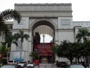 New South China Mall. Arco de triunfo