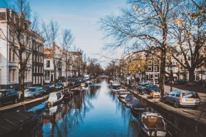 El casco antiguo de Ámsterdam se levanta sobre 11 millones de pilotes de madera. El casco antiguo de Ámsterdam se levanta sobre 11 millones de pilotes de madera.