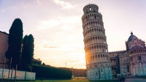 La torre de Pisa se ha inclinado debido a la diferencia en la consistencia del suelo entre sus lados este y oeste La torre de Pisa se ha inclinado debido a la diferencia en la consistencia del suelo entre sus lados este y oeste