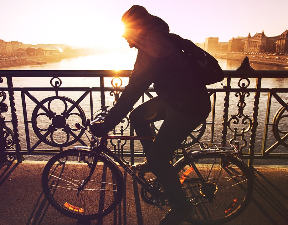 yendo en bicicleta por la ciudad