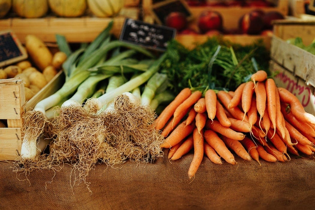 ¿Plástico a partir de restos de frutas y verduras? Varias verduras, zanahorias y puerros
