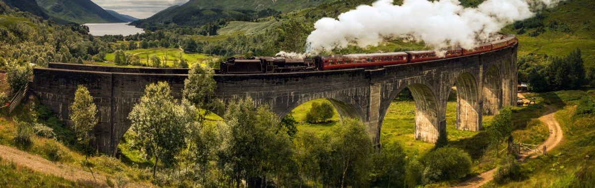 Foro de un puente de piedra por el que está pasando un tren