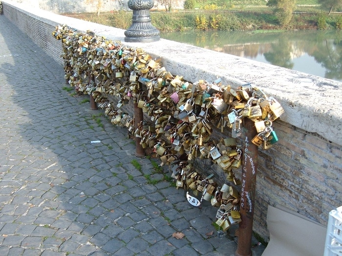 Love locks on bridge milvio 2009