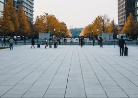 gente paseando por la ciudad