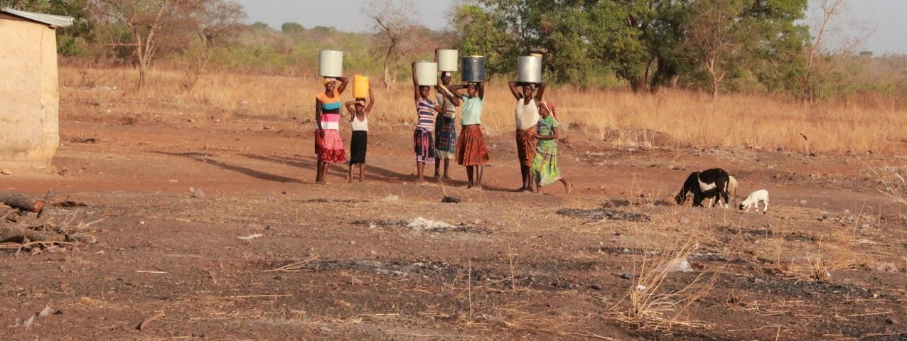 Grupo de mujeres llevando agua a la aldea