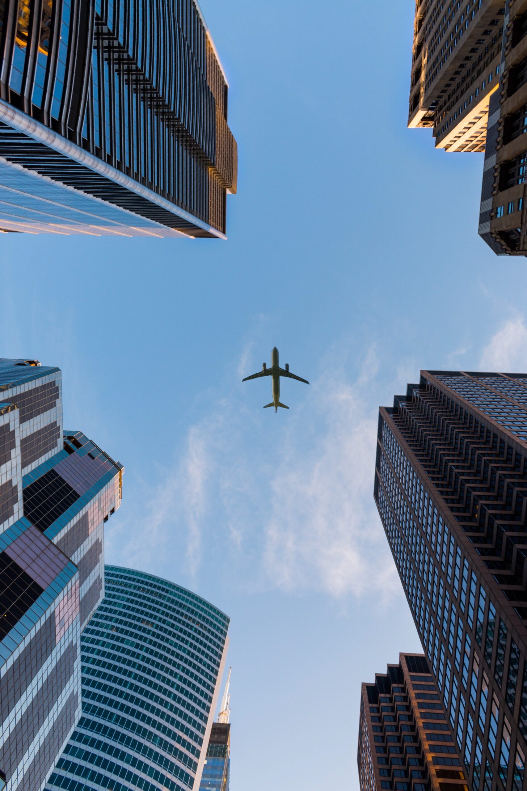 Avión sobrevolando una ciudad