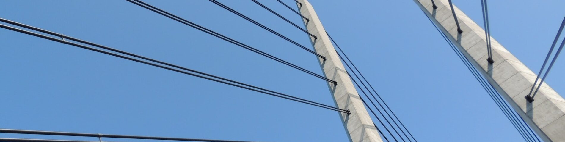 Cables de puentes sosteniendo el puente.