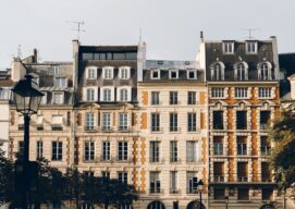 edificio de hormigón beige