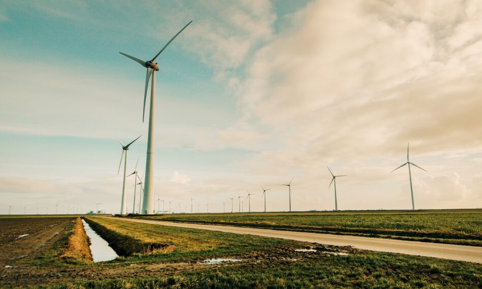 Energía de aerogeneradores junto a una carretera como forma de infraestructura sostenible capaz de combatir el cambio climático