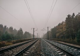 Vías de tren limpias gracias al tren de control de vegetación