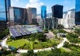 parque con paneles solares que ilustra cómo la energía solar está preparando el terreno para las ciudades inteligentes.