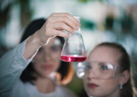 Mujer y niña en la ciencia