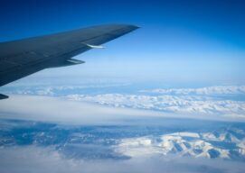 Avión sobrevolando montañas nevadas