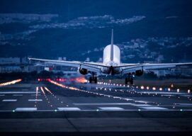 Avión aterrizando en un aeropuerto