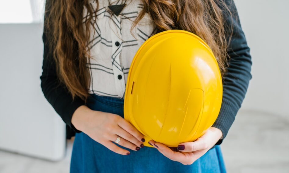 Adolescente sosteniendo casco para supervisar proyecto ingeniería