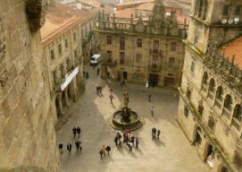 telón barroco de la Casa do Cabildo en la plaza de Platerías, en Santiago de Compostela